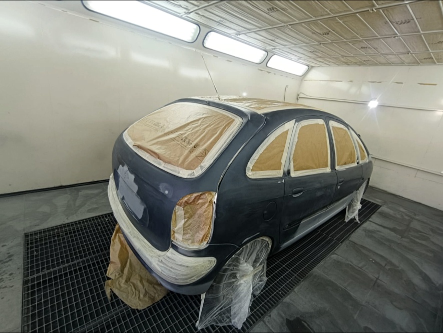Citroën Picasso en cabina de pintura, vista trasera