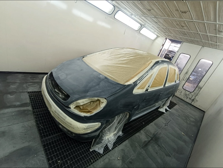 Citroën Picasso en cabina de pintura, vista frontal