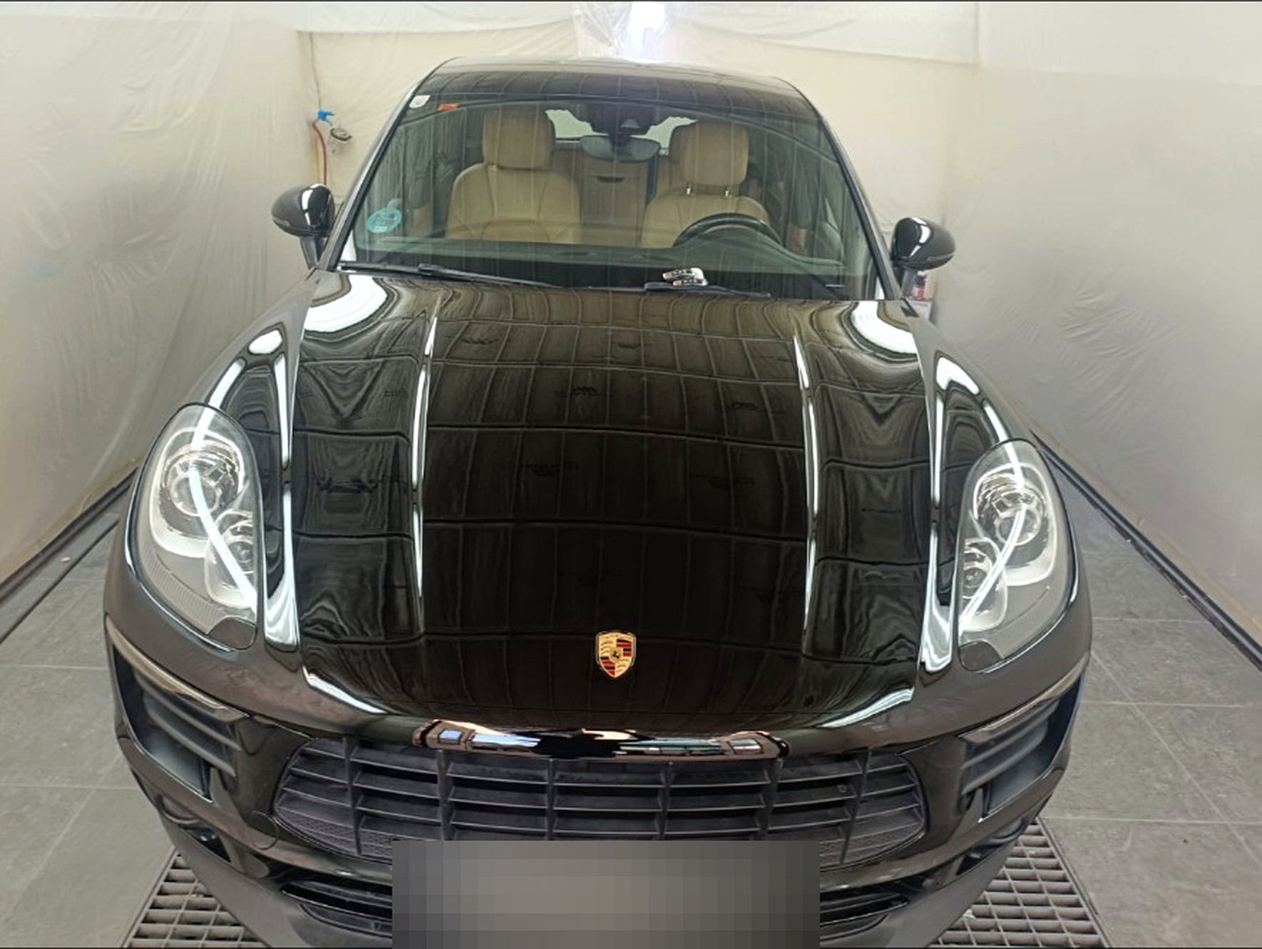 Porsche Macan terminado, vista frontal con acabado espejo