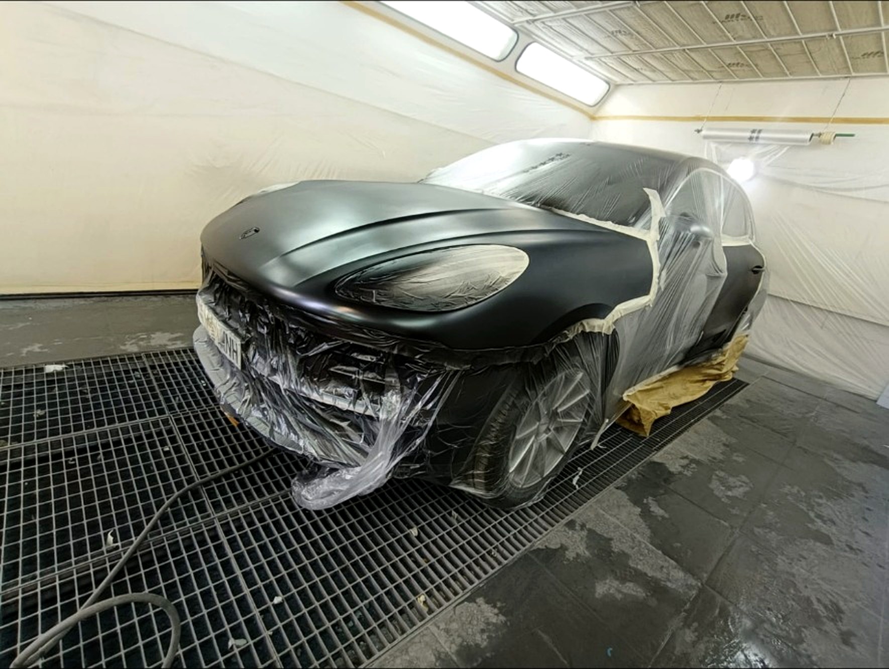 Porsche Macan en cabina de pintura, frontal preparado y enmascarado