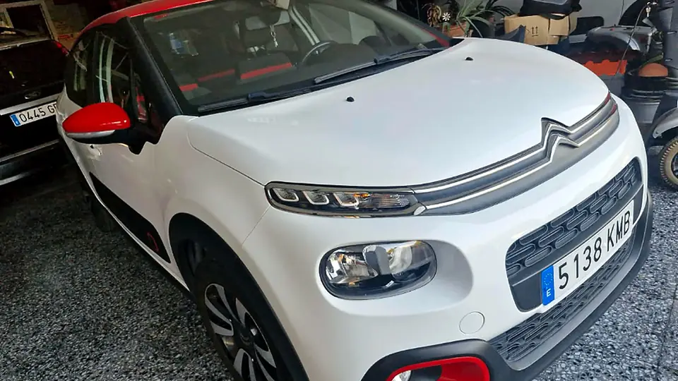 Citroën C3 blanco con techo rojo visto de frente en Automotors Pedreguer