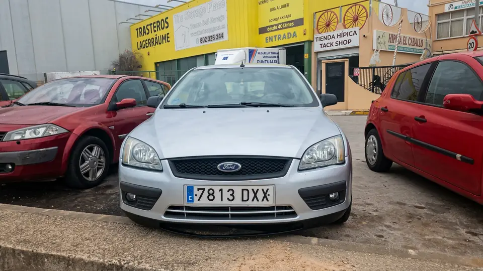 Frontal del Ford Focus gris de 3 puertas